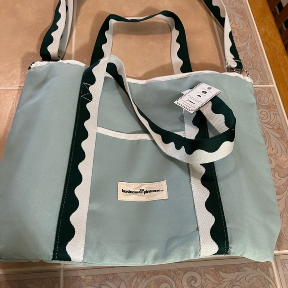 NWT Cooler Scalloped Tote - Picture 6 of 8
